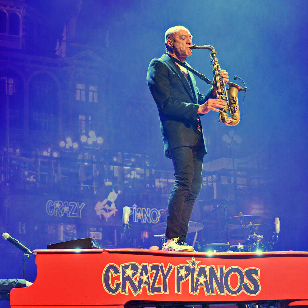 De saxofonist van Crazy Pianos
