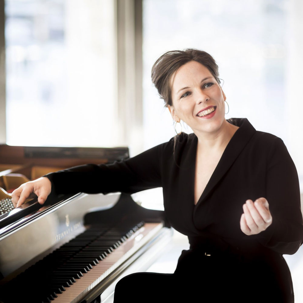 Daria van den Bercken zittend achter een piano