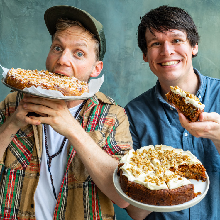 Twee mannen die een taart eten