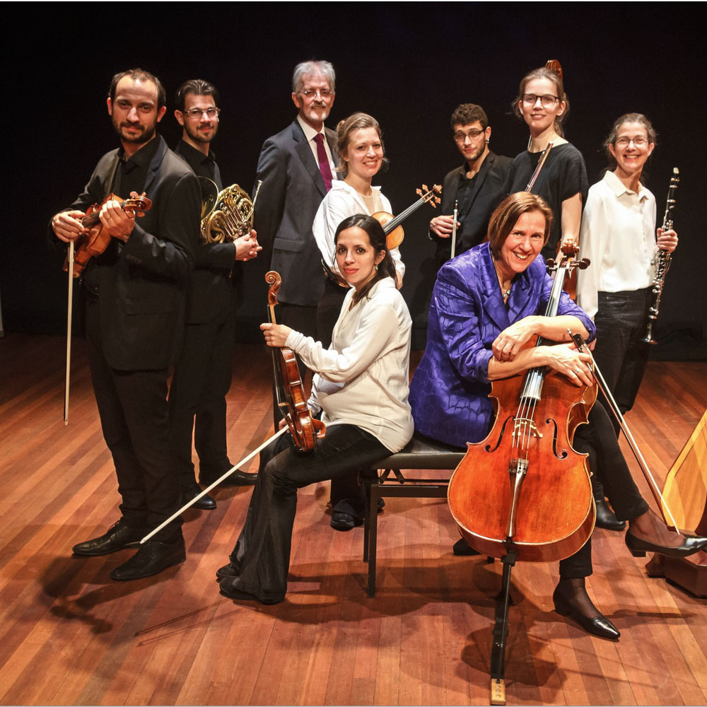 Groepsfoto van Ebony Ensemble achter de viool, cello en klarinet