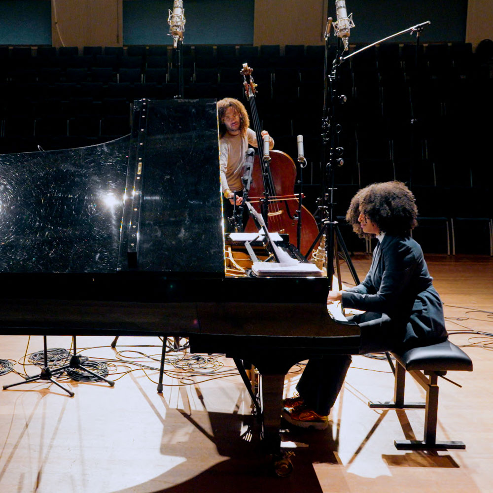 Een vrouw speelt op de cello samen met een man achter de piano