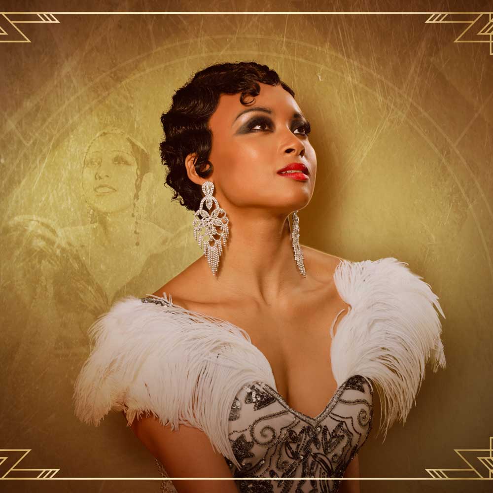 Voorstellingsbeeld van Josephine B: vrouw gekleed in ouderwetse feestelijke kledij terwijl zij omhoog kijkt, met een goudachtige achtergrond.