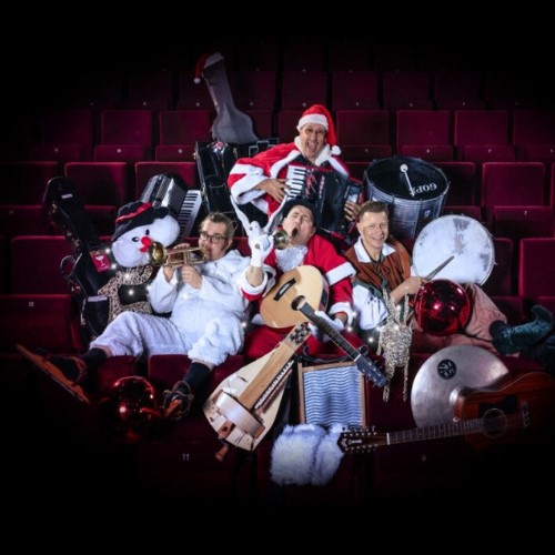 Voorstellingsbeeld van Pater Moeskroen: musici in kerstkleding met diverse instrumenten en een sneeuwpopfiguur in een theaterstoel.