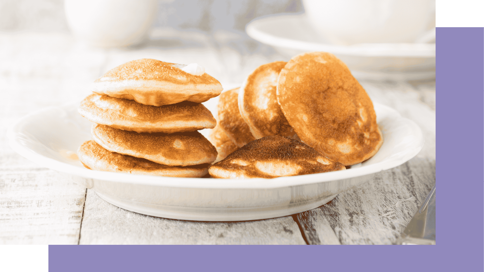 Een wit bord met poffertjes