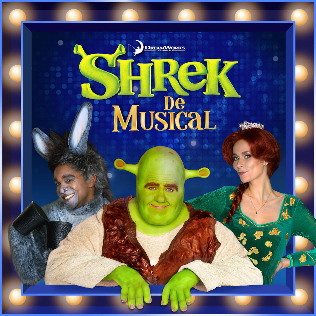 Promotieafbeelding voor 'Shrek de Musical', met een trio in kostuum: vrolijke ezel met grote oren links, Shrek met typerende oren in 't midden, prinses met rode vlecht rechts, tegen een sprankelende blauwe achtergrond