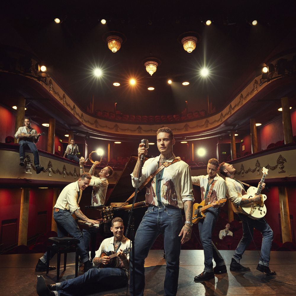 Voorstellingsbeeld: een man staat op verschillende posities met instrumenten op het podium in het theater.