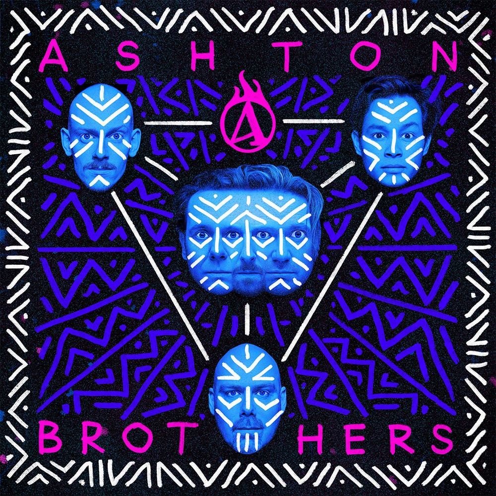 Voorstellingsbeeld van Ashton Brothers; een kleurrijk grafisch ontwerp met vier blauw getinte gezichten en tribal patronen.