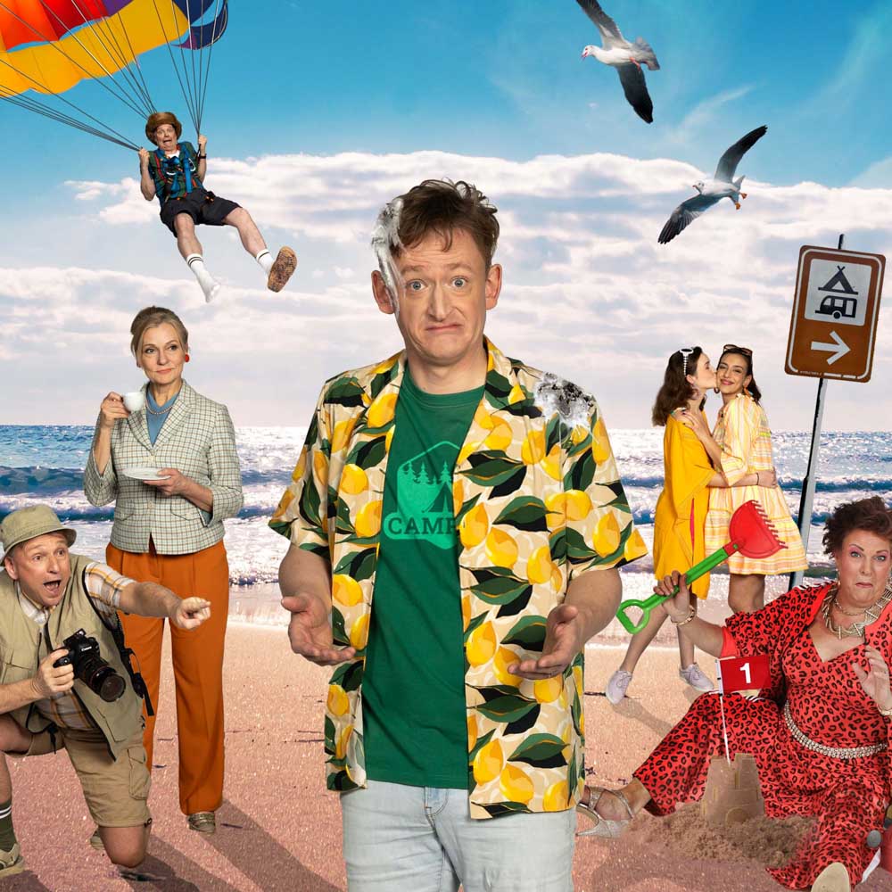 Voorstellingsbeeld van een rits te ver: 'Collage van verschillende personages in vakantiesituaties met een man in het midden die verward kijkt en vogelpoep op zijn shirt heeft.