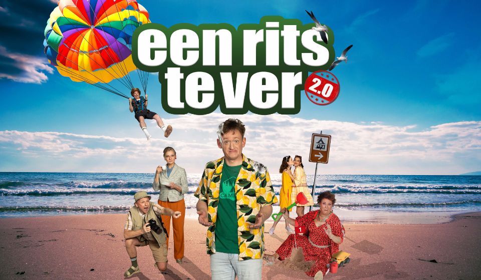 Voorstellingsbeeld van een promoposter voor een show met een kleurrijke parasail, een gezin en een strand op de achtergrond.