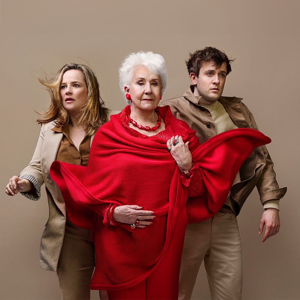 Voorstellingsbeeld van Galerie The Waverly: drie personen in beige en rode kleding met expressieve houdingen en een neutrale achtergrond.