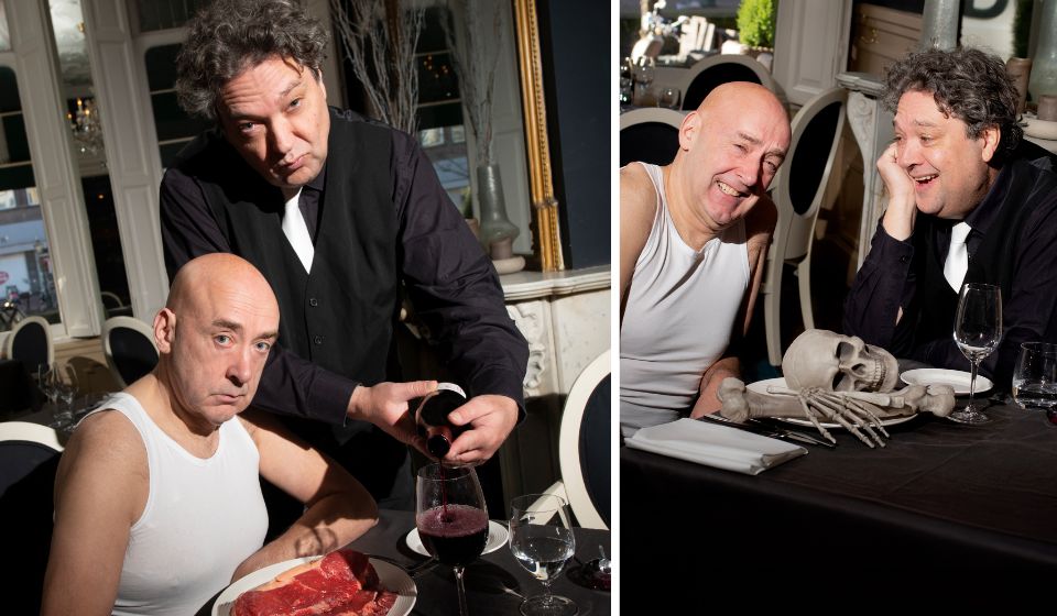 Voorstellingsbeeld van een dubbele scène: Aan de linkerkant giet een ober wijn in een glas voor een verbaasde kale man met een tanktop, rechts lachen twee kale mannen in een restaurant met een skelet tussen hen in.
