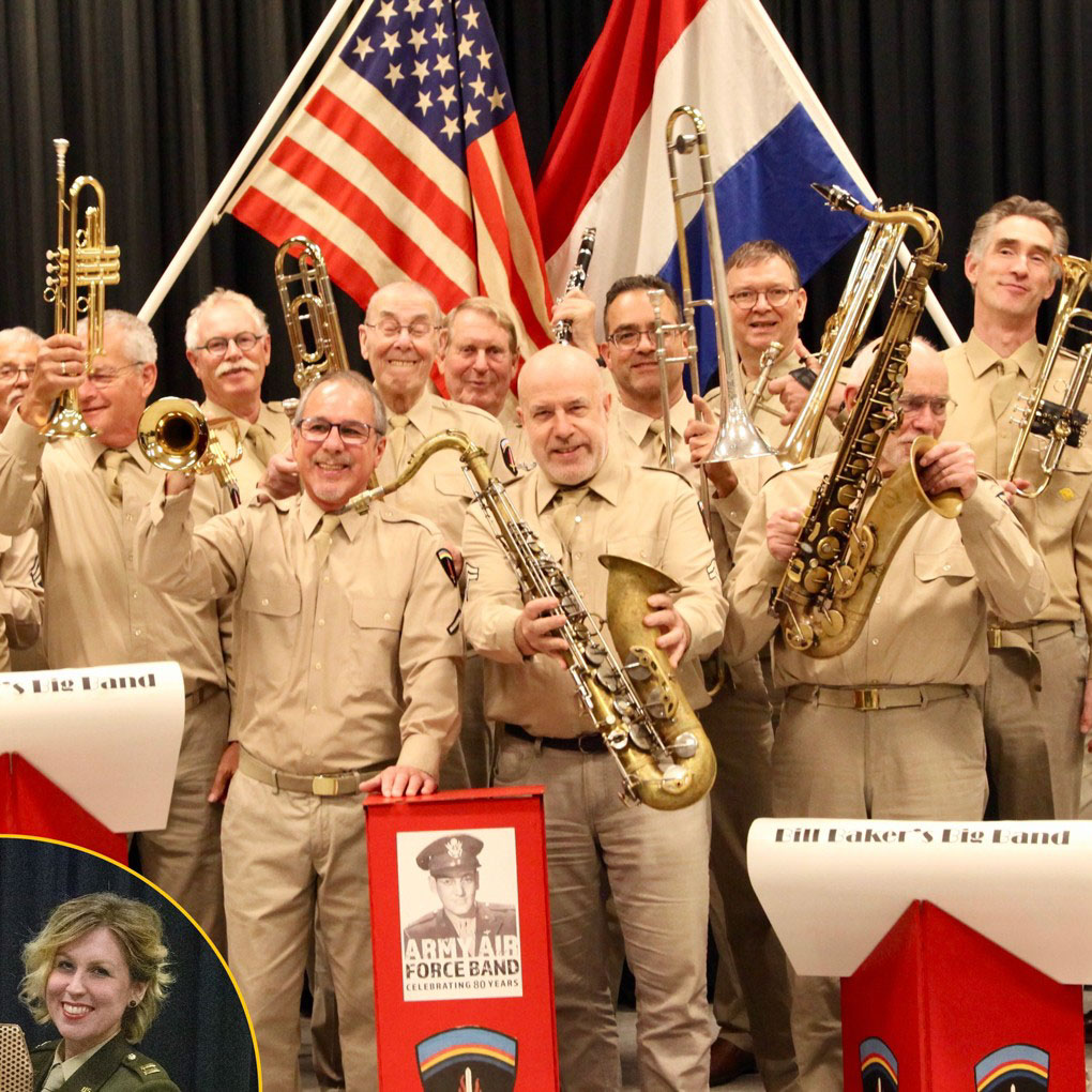 Muzikanten in militaire uniformen tillen hun instrumenten op tijdens het Vrijheidsconcert.