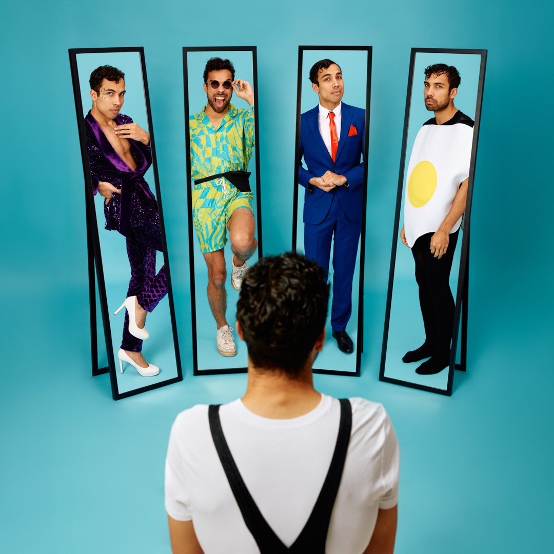 Aron Elstak poseert in spiegels als diva, toerist, zakenman en spiegelei.