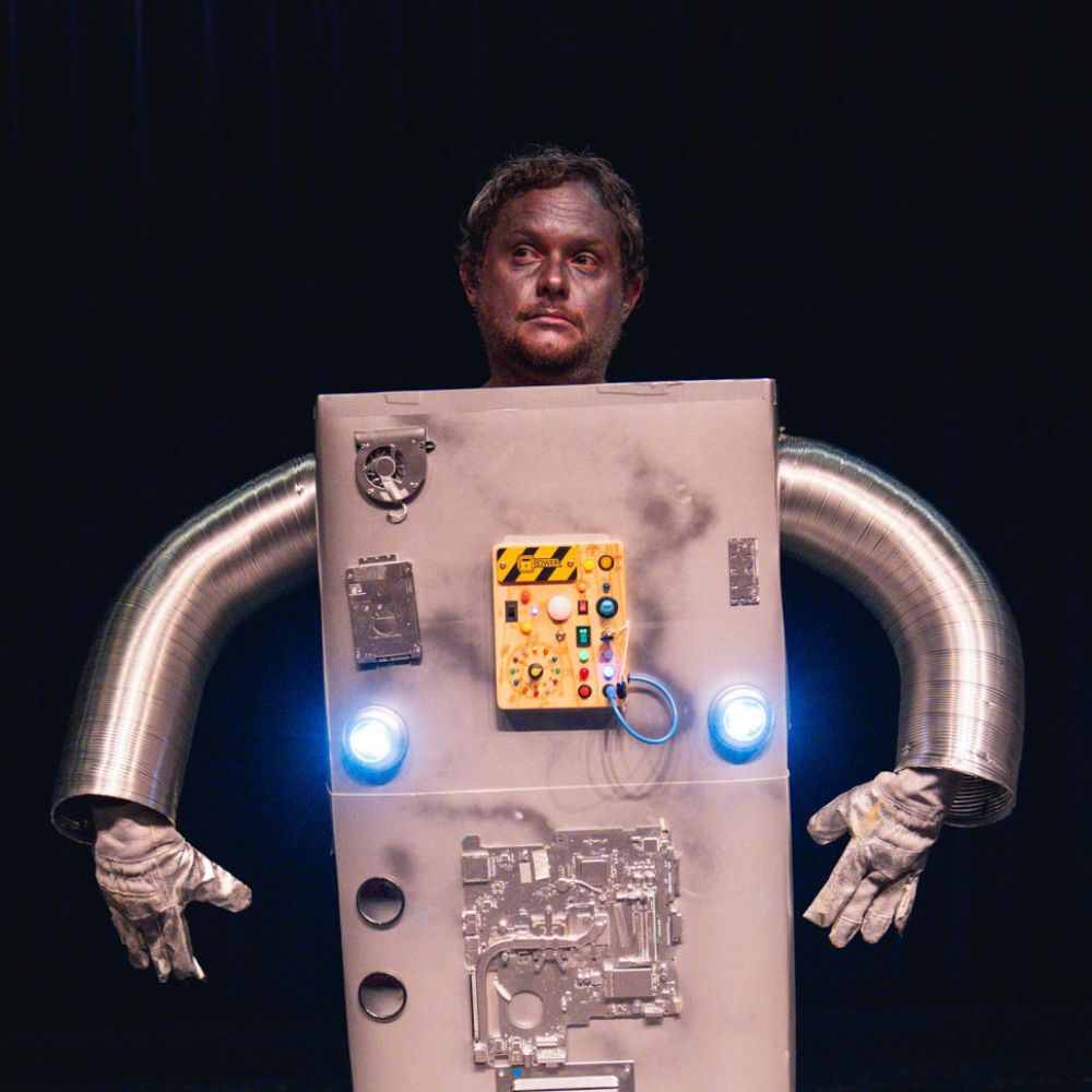 Diederik Jekel in robotkostuum met knoppen, slangenarmen en handschoenen