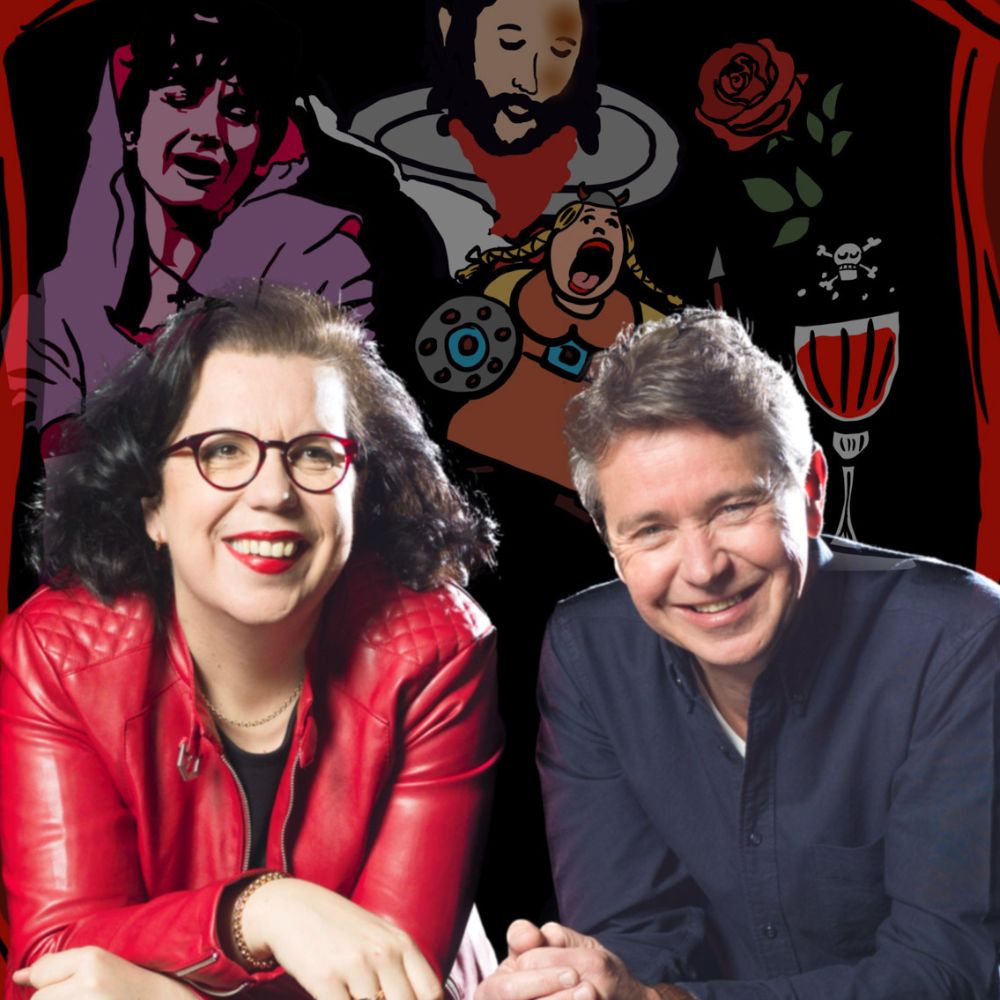 Francis in een rood leren jasje en Gregor in een donkerblauwe blouse poseren vrolijk voor rode theatergordijnen en theatrale tekeningen.