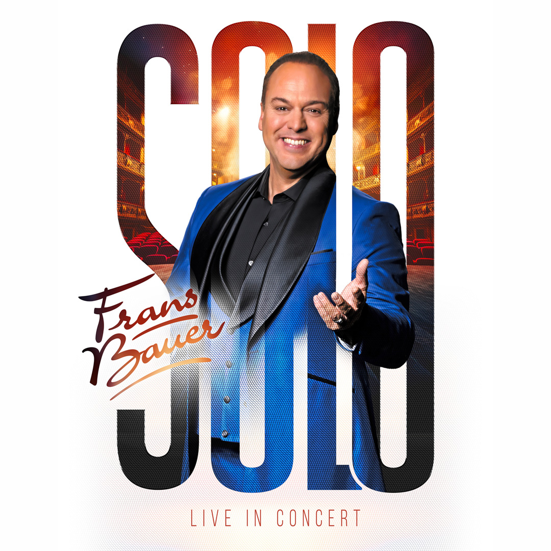 Zanger Frans Bauer in blauw pak voor affiche van zijn soloconcert.