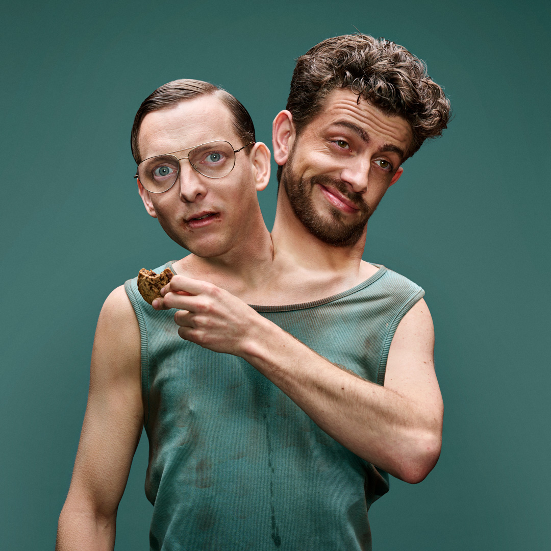 Joosen en de jager duo met samengevoegd bovenlijf poseert met koekje tegen effen groene achtergrond.