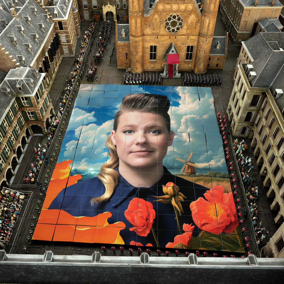 Plein met enorm kunstwerk van Kiki Schippers tussen tulpen en Hollandse lucht.