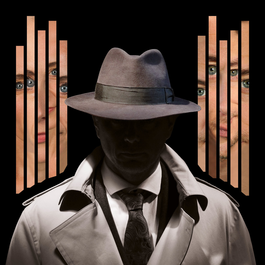 Klemens in trenchcoat en hoed staat in schaduw tussen fragmenten van gezichten.