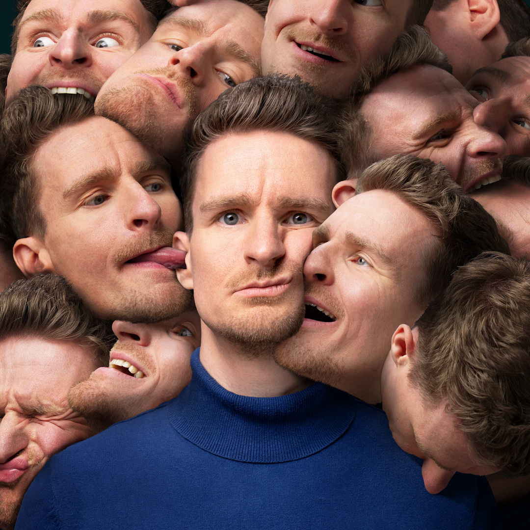 Stefan Hendrikx staat neutraal tussen versies van zichzelf met extreme gezichten.