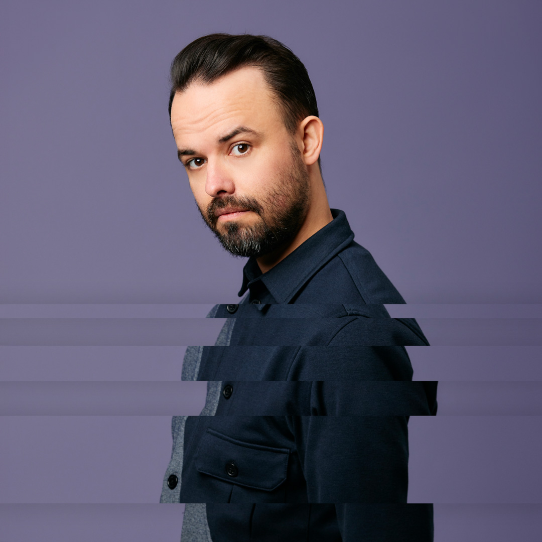 Tim Hartog kijkt serieus naar camera, met glitch-effect over zijn lichaam.