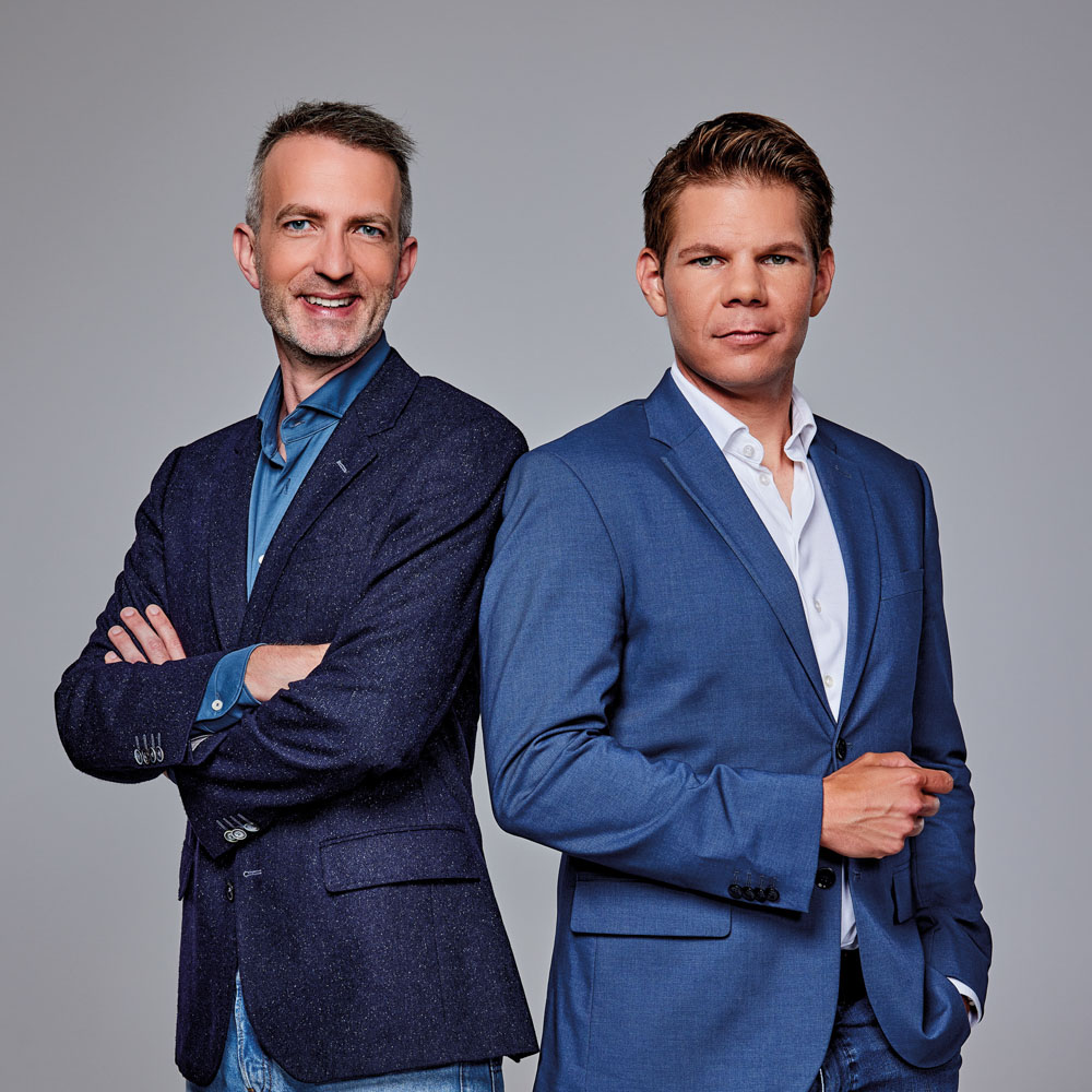 Lars Duursma en Victor Vlam poseren professioneel voor hun talkshow pubquiz.