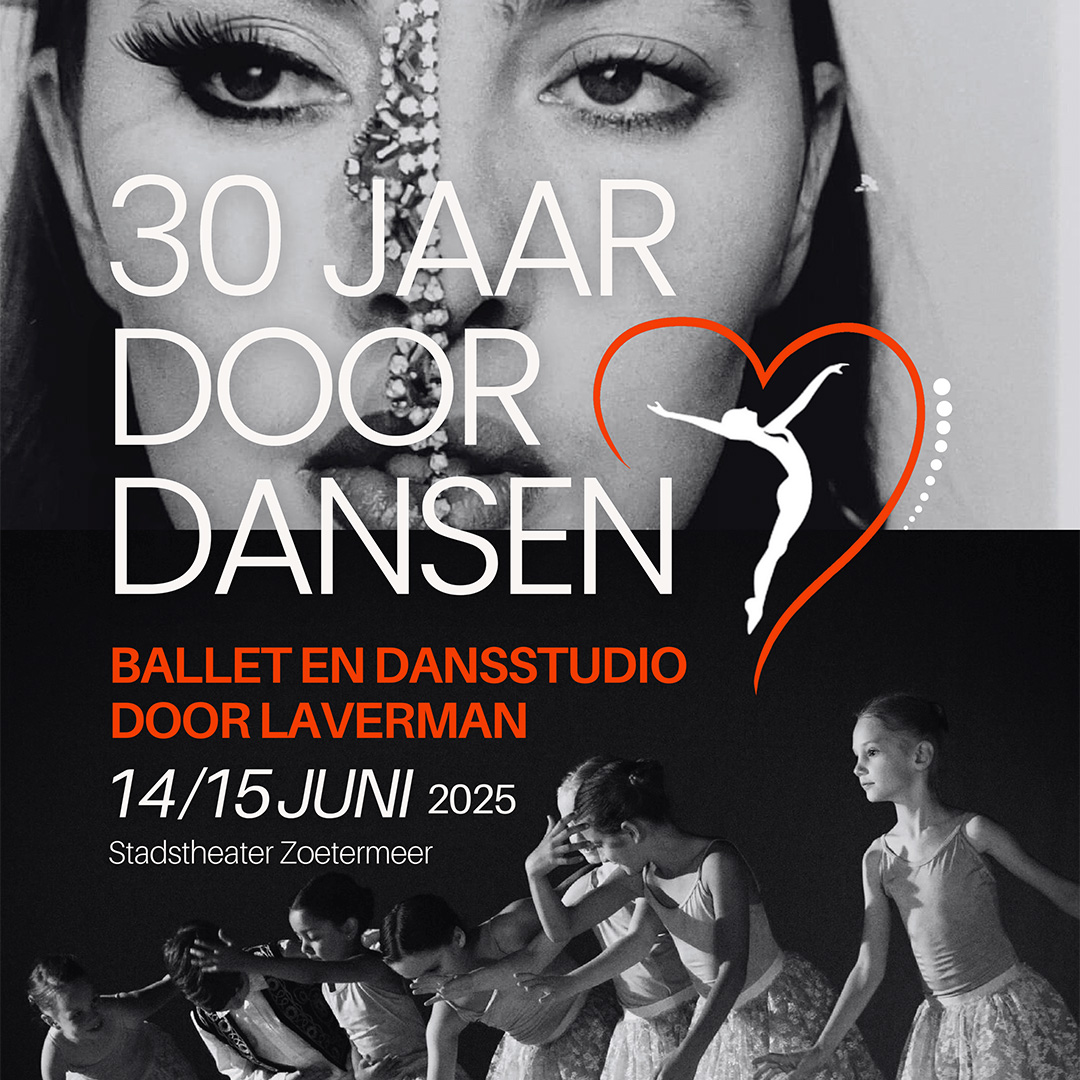 Jonge balletdansers buigen op het podium in een groepsformatie.