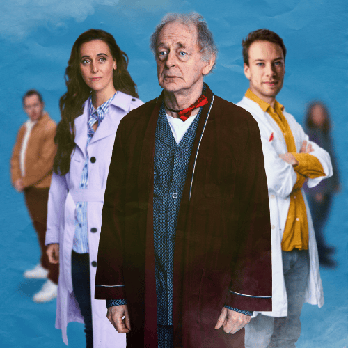 Oudere man in kamerjas kijkt ernstig, met een vrouw en arts op de achtergrond.