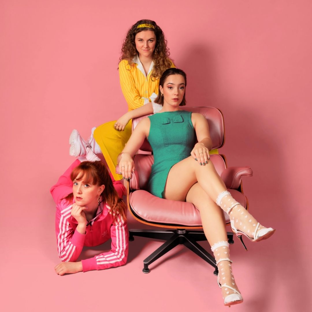 Trio in roze setting combineert retrostijl met krachtige poses.