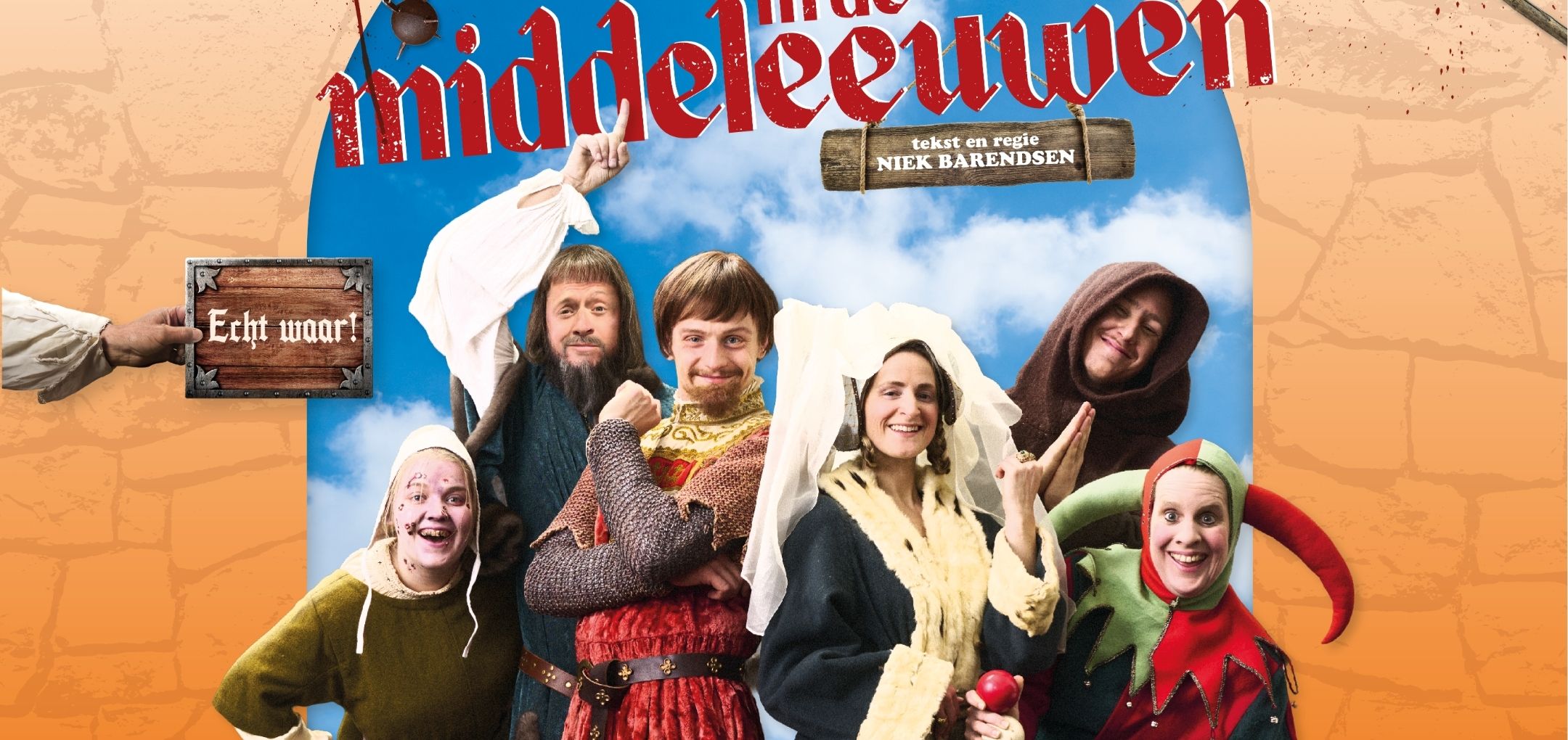 Zes acteurs staan bij elkaar en poseren. Ze zijn allemaal verkleed in het middeleeuws thema.