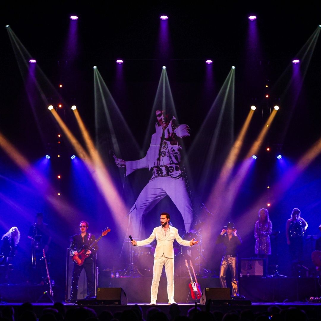 Bouke staat zingend op het podium met Elvis-silhouet op de achtergrond.