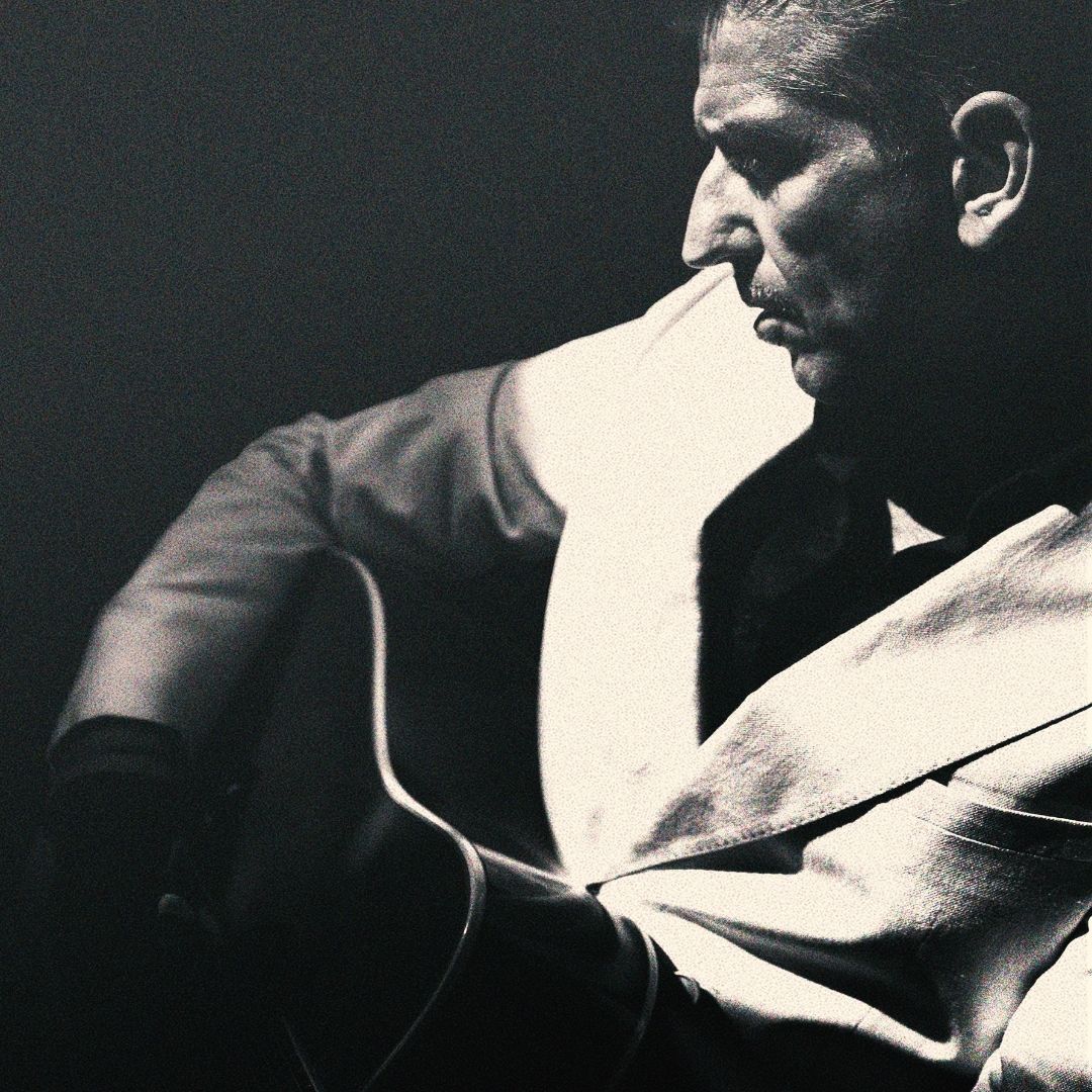 Portret foto zijkant Danny Vera.