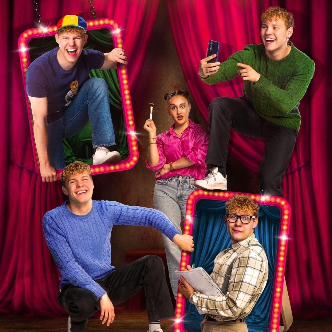 Quinn & Aaron in kleurrijke outfits als vier verschillende typetjes voor fluwelen gordijnen met verlichte fotolijsten. In het midden staat een meisje met een roze blouse en een make-up kwast in haar hand.