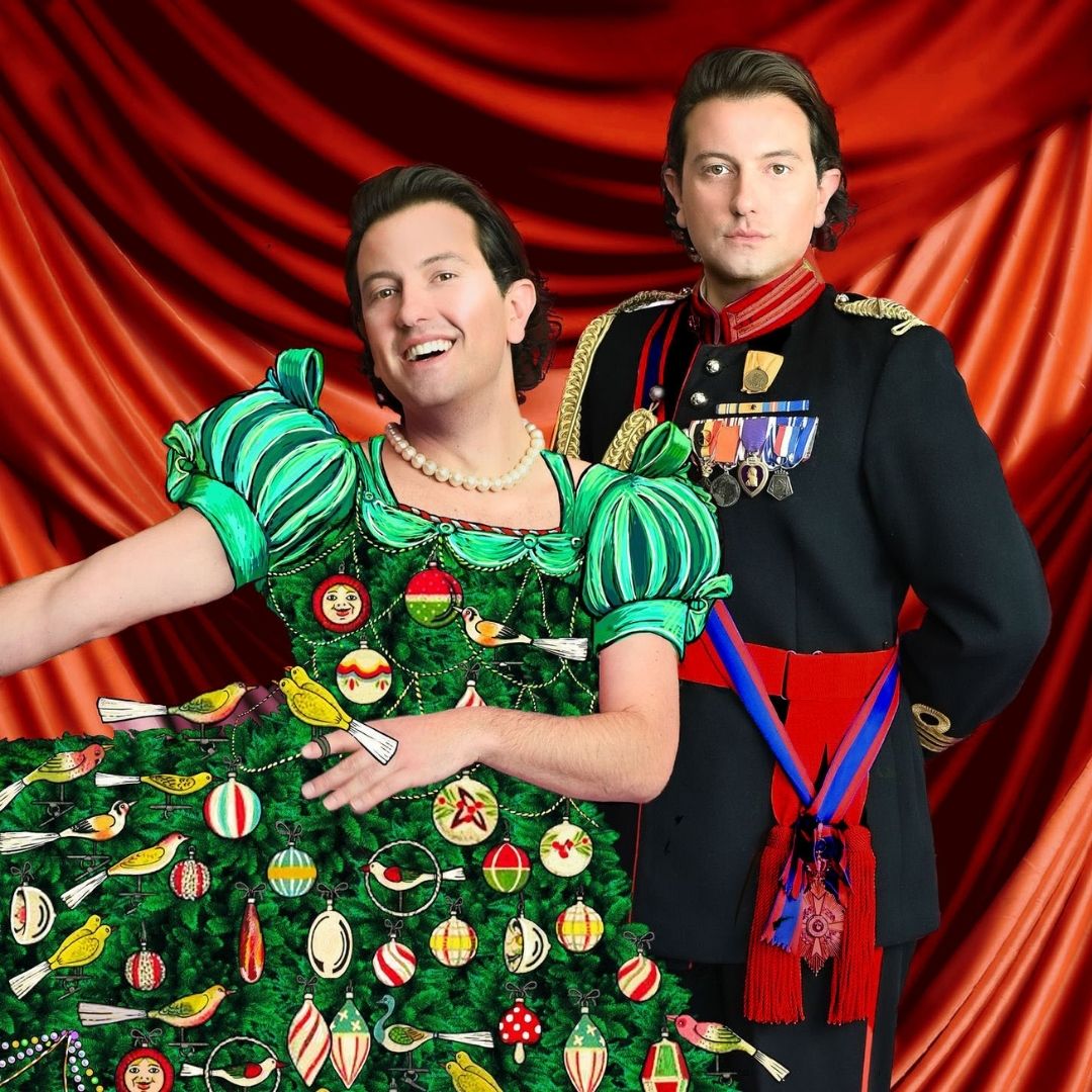 Dook van Dijck poseert voor rode doek, in kerstboom prinsessenjurk, en in ceremonieel uniform.