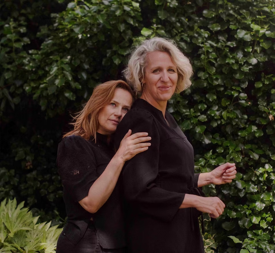 Lies en Aaf poseren samen in de natuur, omhelzing straalt verbondenheid uit.