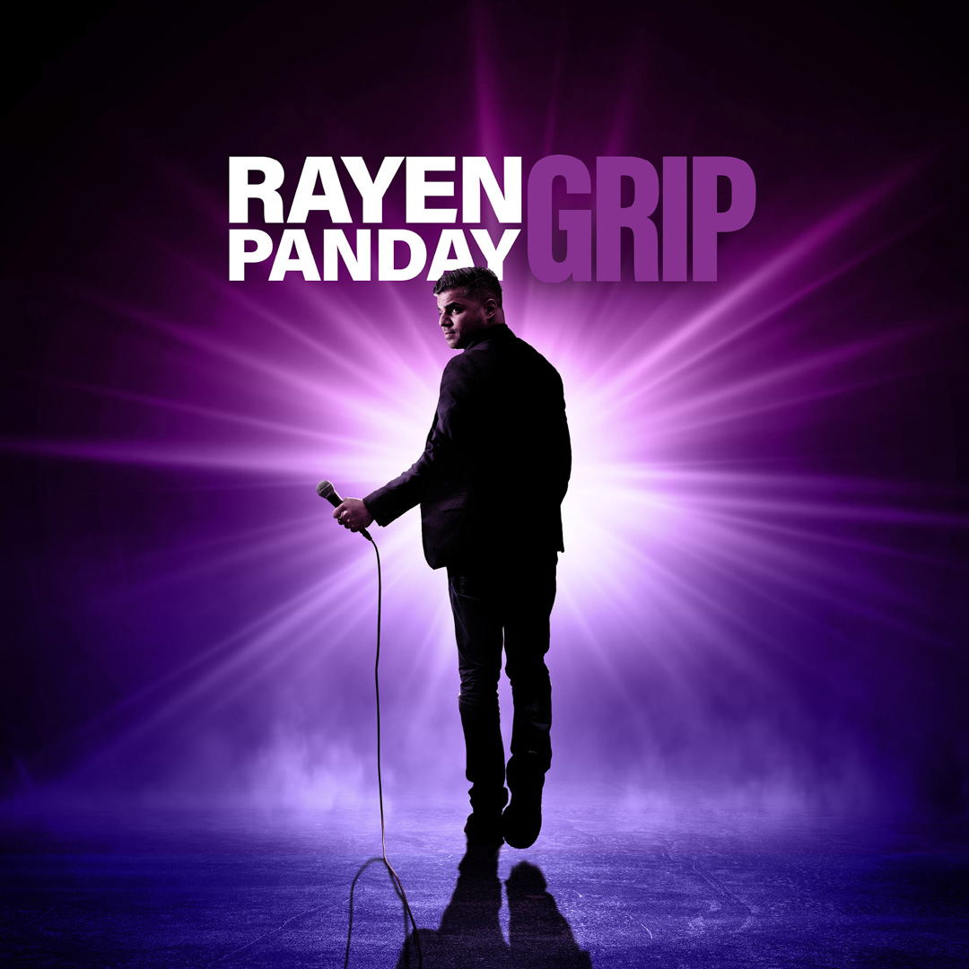 Rayen Panday staat met microfoon in fel paars licht en kijkt achterom.