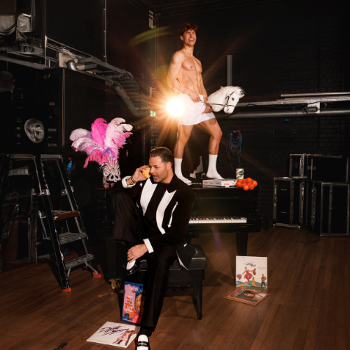 Fred van Leer bij piano met man met stokpaard