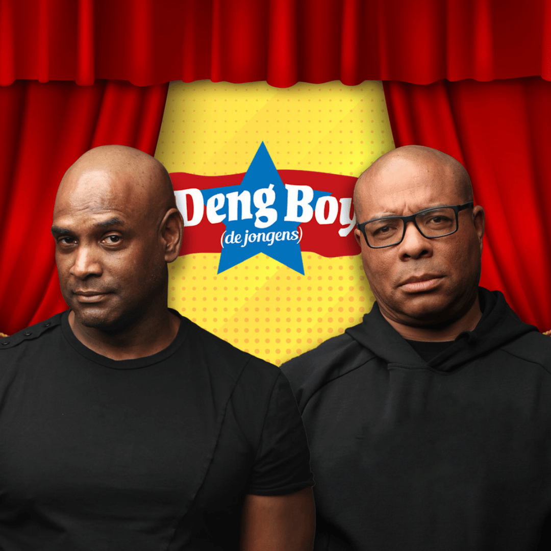 Twee mannen staan voor rood theatergordijn met het logo van Deng Boy op de achtergrond.