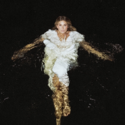 Roxeanne Hazes drijvend in donker water