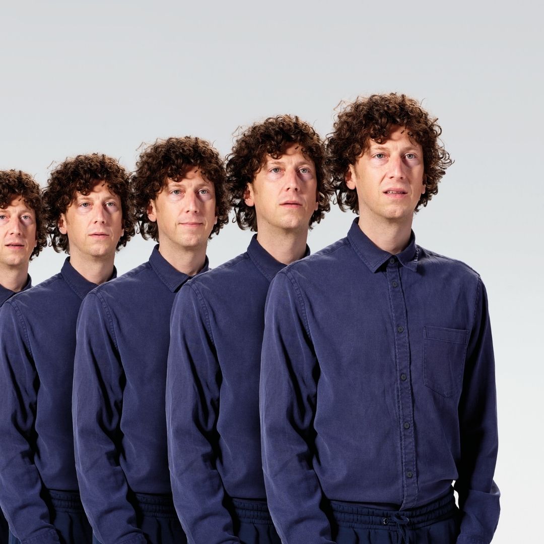 Vier dezelfde Merijnen met krullend donker haar in marineblauw denim achter elkaar gesteld.