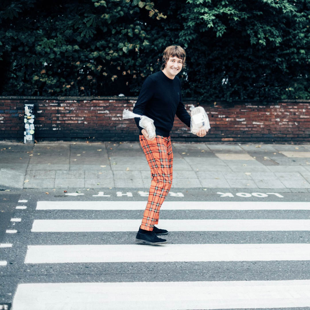 Yorick van Norden poseert op oversteekplaats van Abbey Road.