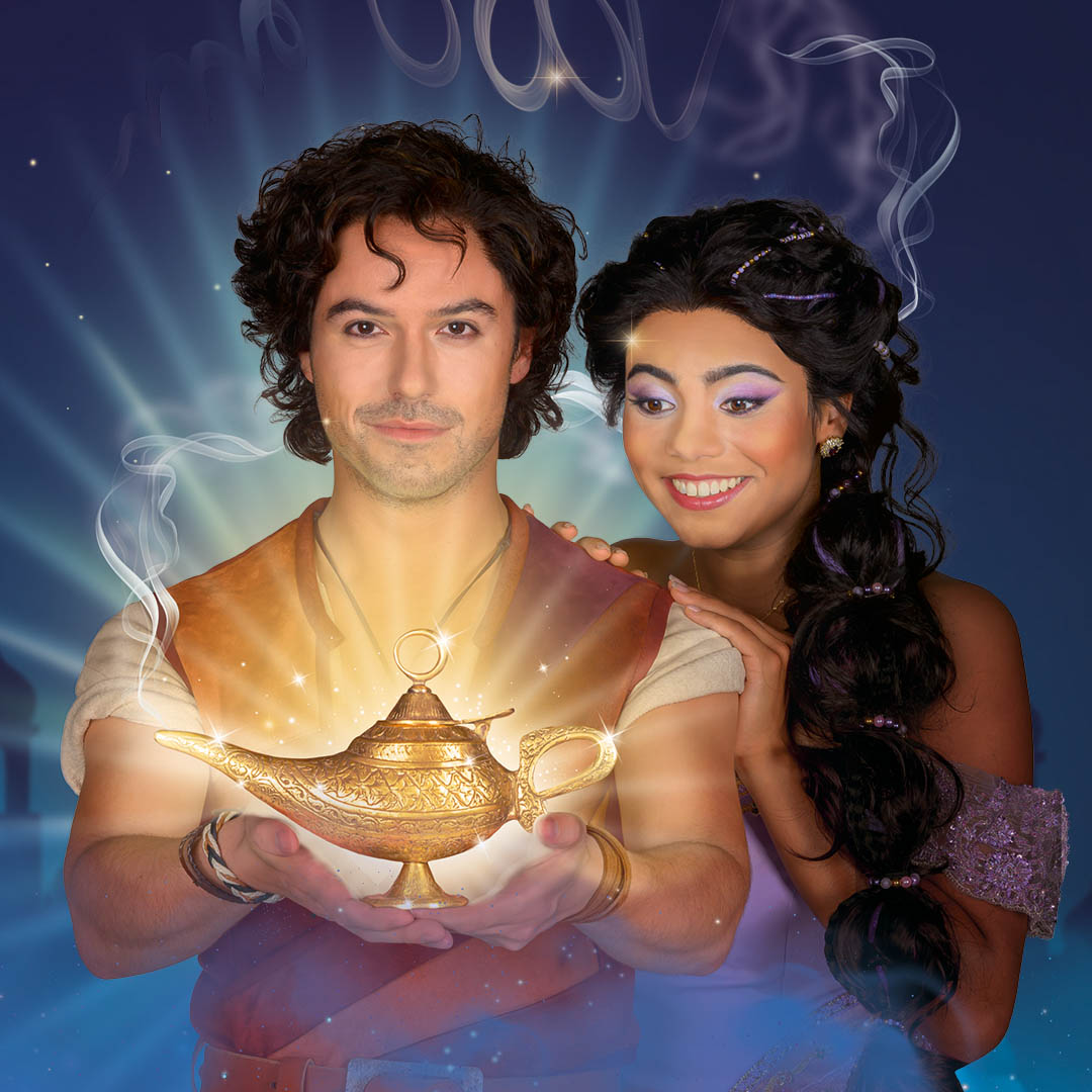 Aladdin en prinses staan samen in Aladdin de musical met magische lamp en fonkelend licht.
