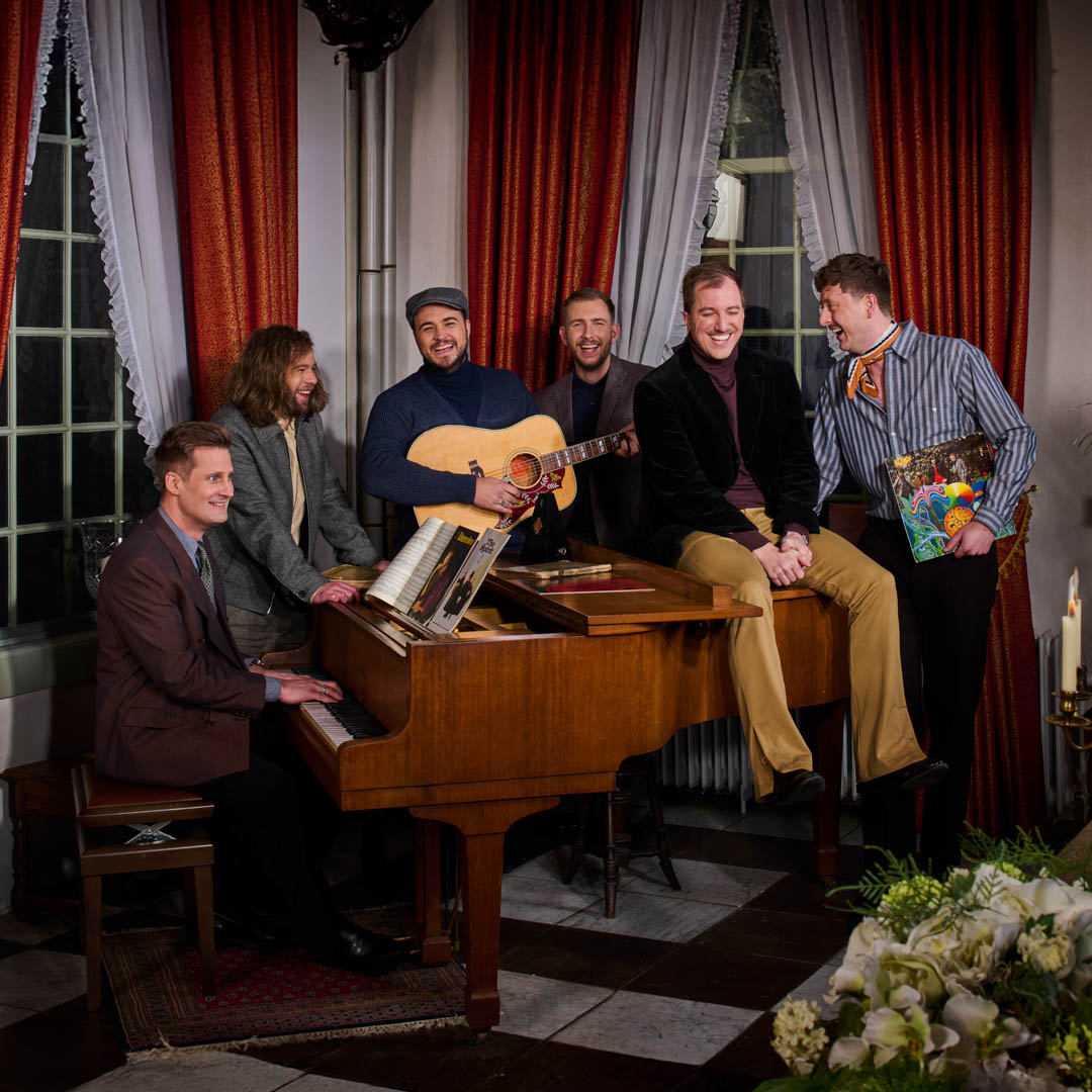 Bee Gees by Maincourse poseren in vintage woonkamer in Fame, Family & Tragedy.