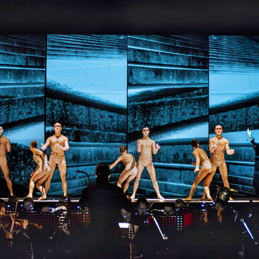 Carmina Burana toont energieke dansers in lichte kostuums op indrukwekkend podium.