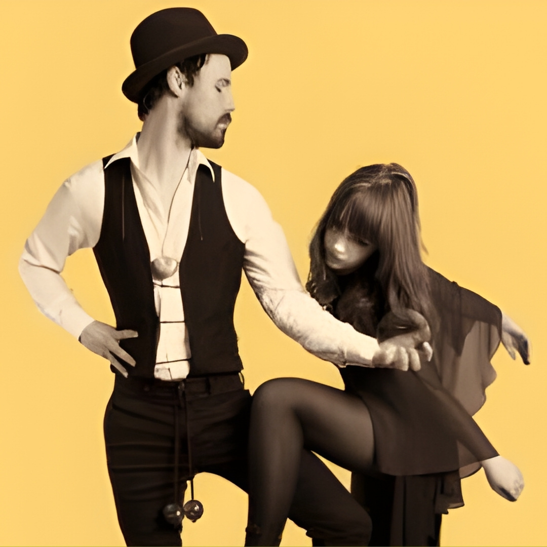 Duo poseert in Cosmic Carnival - Best of Fleetwood Mac met retro uitstraling tegen gele achtergrond.