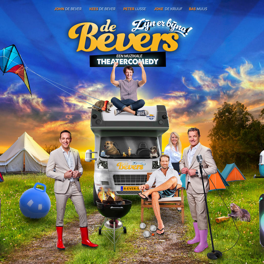 Vier Bevers poseren naast een oude bestelbus in de familievoorstelling De Bevers zijn er bijna.