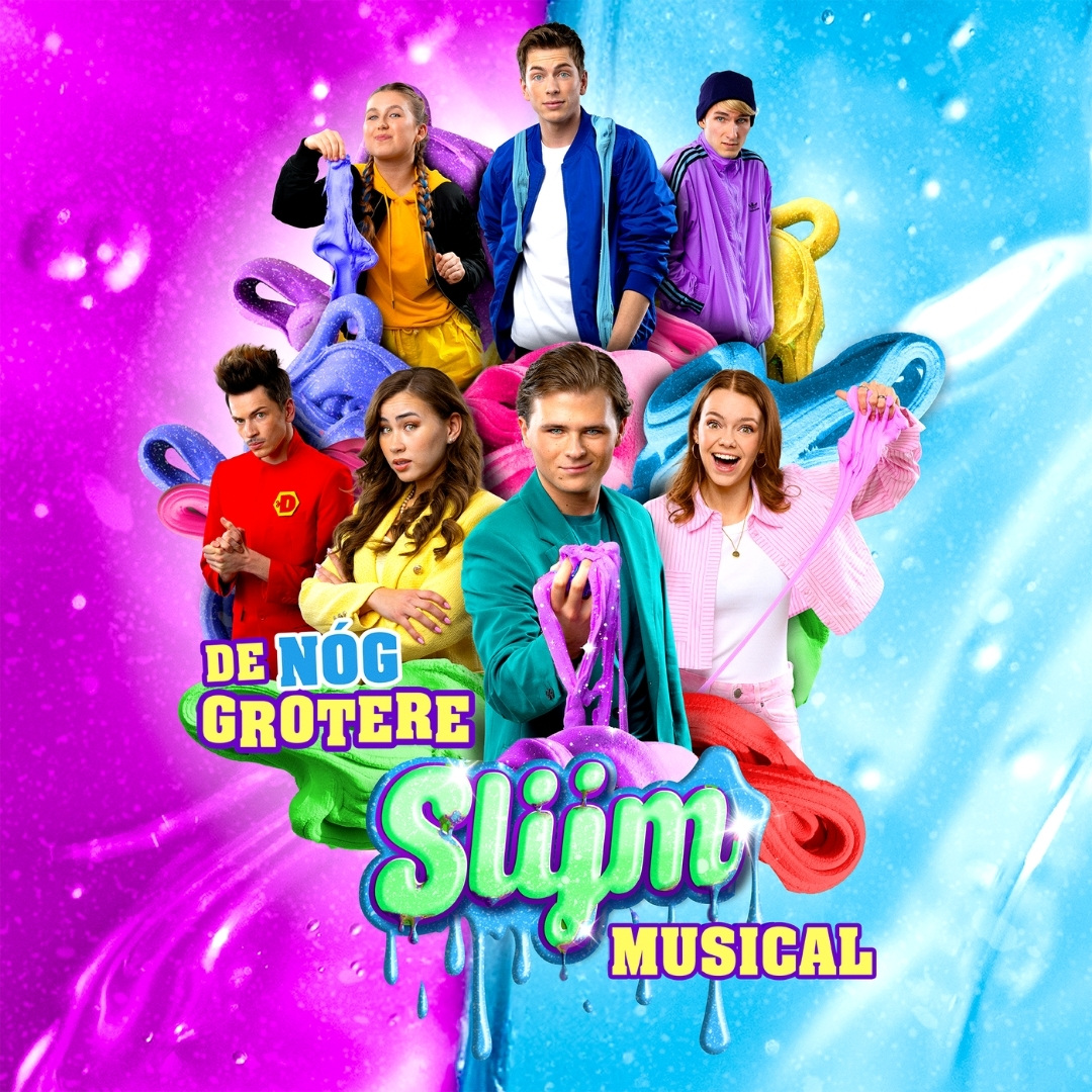 Jonge spelers poseren energiek in De Nog Grotere Slijmmusical met glitter en kleur.