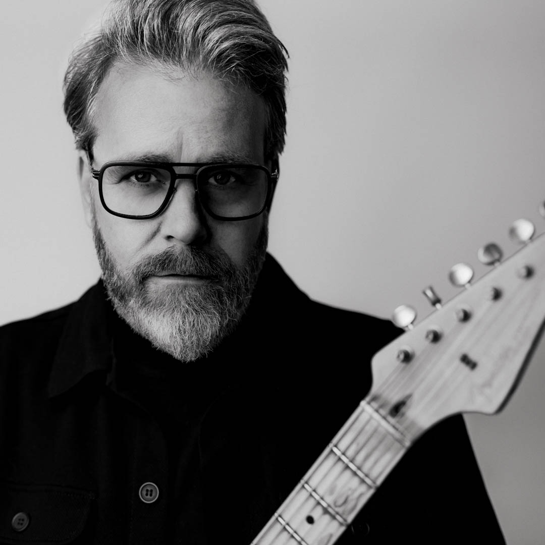 Zwart-wit portret van Ed Struijlaart met bril in muziektheaterconcert Continuum.