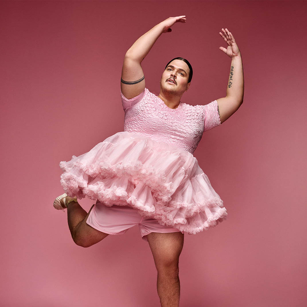 Fimme Bakker springt in roze tutu in Zwaargewicht met speelse en energieke houding.