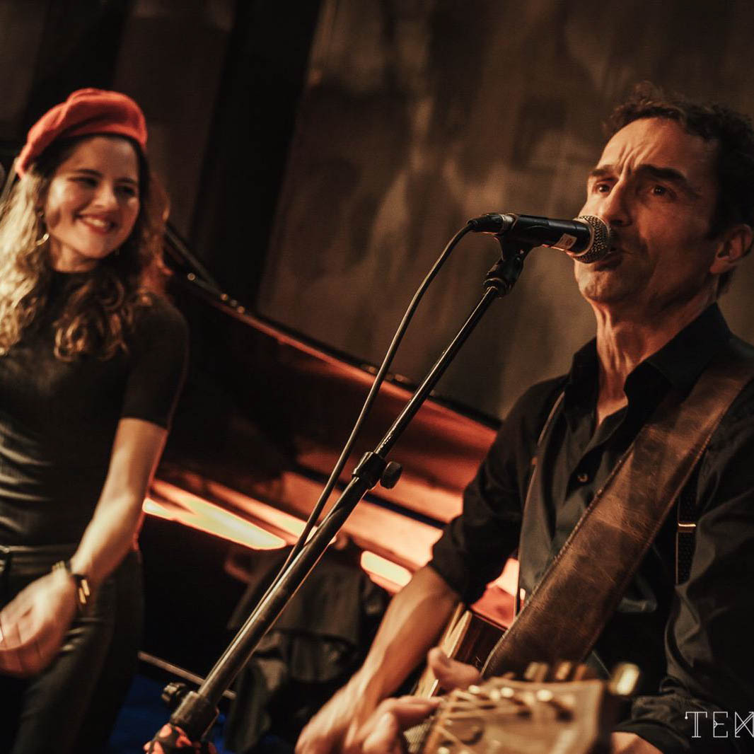 Gerard en Rosanne Alderliefste zingen samen in Dans la Famille met gitaar op sfeervol podium.